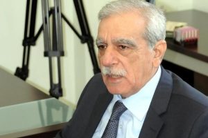 Ahmet T&uuml;rk: Kayyum atamaları i&ccedil;in belediye meclislerini feshetmeleri gerek