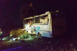 Suriyelileri taşıyan otob&uuml;s devrildi: 11 yaralı