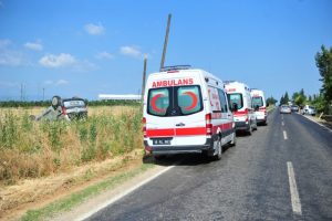 Bursa'da feci kaza! Takla atarak tarlaya u&ccedil;tu!