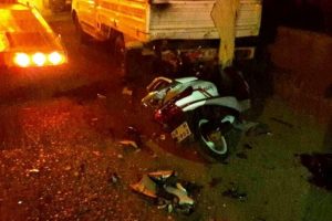 Motosikletle park halindeki kamyona &ccedil;arptılar: 2 &ouml;l&uuml;