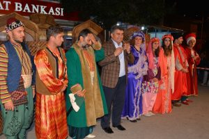 Bursa'da 'Arslan Bey'in Kerimesi' izleyenleri eğlendirdi