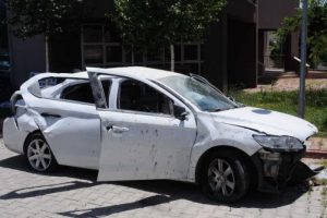 Polisten ka&ccedil;maya &ccedil;alışan hırsızlar kaza yaptı