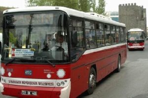 Belediyeye kızan şof&ouml;rler yolcuları &uuml;cretsiz taşıdı