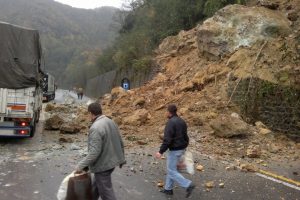 Bursa Mudanya'da heyelan g&uuml;&ccedil;lendirme &ccedil;alışmaları