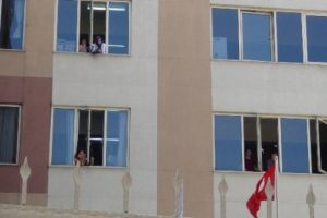 Bursa'da duruşmaya gitmeye izin alamayınca kantini ateşe vermek istedi
