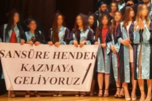 Ege &Uuml;niversitesi mezuniyetinde 'hendek' pankartı