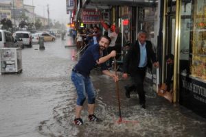 Hakkari'de sağanak yağış hayatı fel&ccedil; etti