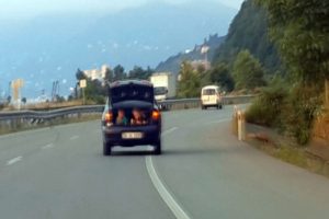 B&ouml;yle sorumsuzluk olmaz: Otomobilin bagajında &ccedil;ocuk var!
