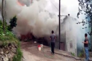 Yangına hortumla m&uuml;dahale