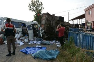 Minib&uuml;s kamyona &ccedil;arptı: 1 &ouml;l&uuml;, 5 yaralı