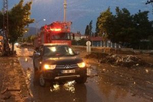 Van'da dereler taştı ev ve iş yerleri su altında kaldı