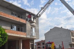 Bursa'da evde mahsur kalan bebeği, iftaiye kurtardı