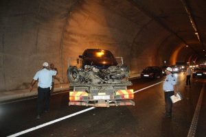 T&uuml;nelde otomobil ile motosiklet &ccedil;arpıştı: 1 yaralı