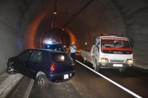 Otomobil ile motosiklet t&uuml;nelde &ccedil;arpıştı: 1 yaralı