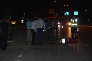 Motosikletle kamyonet &ccedil;arpıştı: 1 yaralı