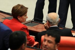 Bah&ccedil;eli'den isim vermeden kitaplı bombardıman