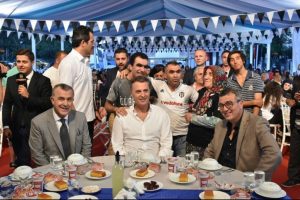 Beşiktaş Kul&uuml;b&uuml;, Barbaros Meydanı'nda vatandaşlara iftar verdi
