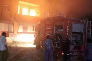 Yangını s&ouml;nd&uuml;rmesinler diye itfaiyeye ateş a&ccedil;tılar!