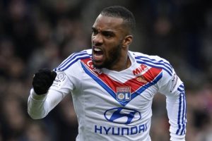 West Ham United'ın Olympique Lyon'un yıldızı Lacazette ile anlaştığı iddia edildi