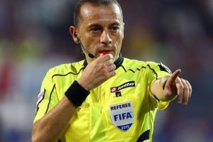 EURO 2016'da C&uuml;neyt &Ccedil;akır ve ekibi final y&uuml;r&uuml;y&uuml;ş&uuml;n&uuml; s&uuml;rd&uuml;r&uuml;yor
