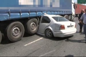 TIR altında &ouml;l&uuml;mden kıl payı kurtuluş