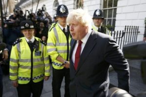 Boris Jonhson evinden &ccedil;ıkarken yuhalandı