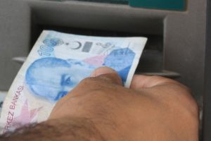 &Ccedil;ektiği 10 bin lirayı ATM'de unuttu