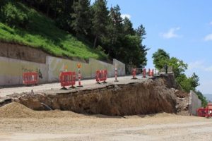 Toprak kayması nedeniyle 10 metrelik yol &ccedil;&ouml;kt&uuml;