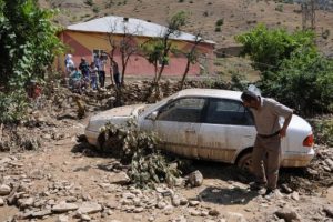 Hakkari'de sel: 300 koyun telef oldu 10 ev hasar g&ouml;rd&uuml;