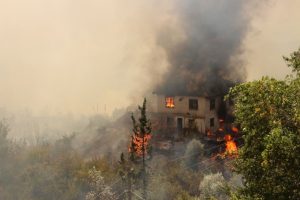 Kumluca'daki orman yangını ev ve seralara sı&ccedil;radı