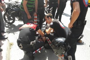 Motosiklet polis aracına &ccedil;arptı: 1 yaralı