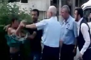 S&uuml;s havuzuna giren &ccedil;ocuğa zabıta dayağı