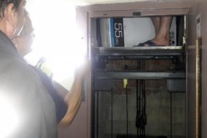 Bursa'da mahsur kaldığı asans&ouml;rde 1.5 saat kurtarılmayı bekledi