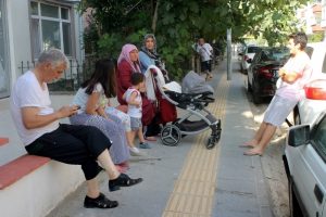 Deprem Yalovalıları sokağa d&ouml;kt&uuml;