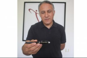 Cumhurbaşkanının hediye ettiği kalemi a&ccedil;ık artırmaya &ccedil;ıkardı