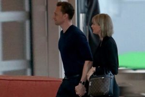 Taylor Swift'inin ellerini bırakmadı