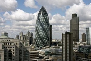 Bazı b&uuml;y&uuml;k şirketler Londra'dan &ccedil;ıkmayı d&uuml;ş&uuml;n&uuml;yor