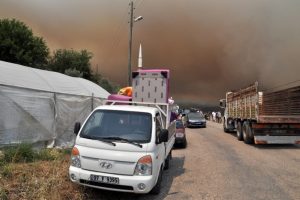 Yangın b&ouml;lgesinde vatandaşlar evlerini terk ediyor