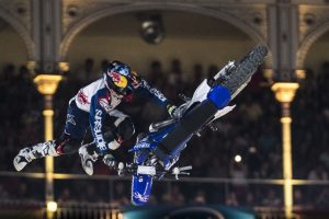 Motokros&ccedil;ular tarihi arenada h&uuml;nerlerini sergiledi