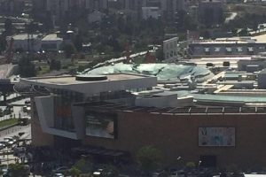 AVM'nin &ccedil;atısı &ccedil;&ouml;kt&uuml;: 3 yaralı var!