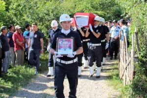 Kanserden &ouml;len polis memuru toprağa verildi