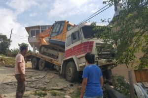 Freni boşalan iş makinesi y&uuml;kl&uuml; TIR eve &ccedil;arptı