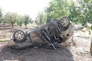 Otomobil ağaca &ccedil;arpıp takla attı: 2 yaralı