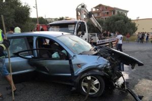 Otomobille cip &ccedil;arpıştı: 9 yaralı