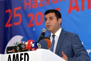Demirtaş: Başkanlıkta demokrasi de diktat&ouml;rl&uuml;k de olabilir