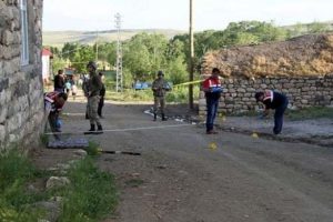 Kardeşlerin kanlı arazi kavgası: 2 &ouml;l&uuml; 2 yaralı