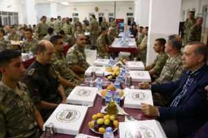 Erdoğan'ın askerlerle iftarında dikkat &ccedil;eken yemek