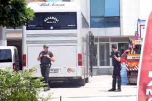 Bağcılar'da i&ccedil;inde yolcular da bulunan otob&uuml;s polisi alarma ge&ccedil;irdi