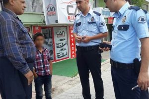 8 yaşındaki &ccedil;ocuk 10 yaşındaki ağabeyini bı&ccedil;akladı