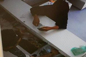 &Ccedil;arşaflı hırsız yakalanınca &ccedil;ırıl&ccedil;ıplak ka&ccedil;tı!